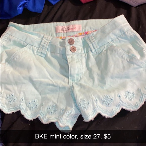 Woman’s shorts - Picture 1 of 12